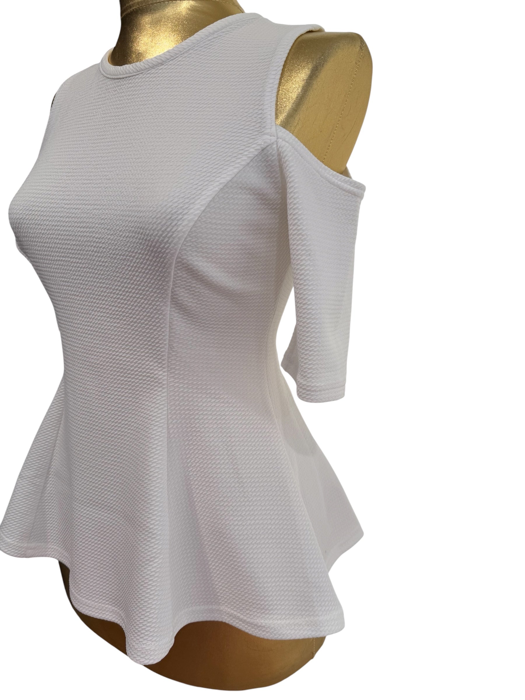 Top alb texturat cu umeri decupați și croială peplum