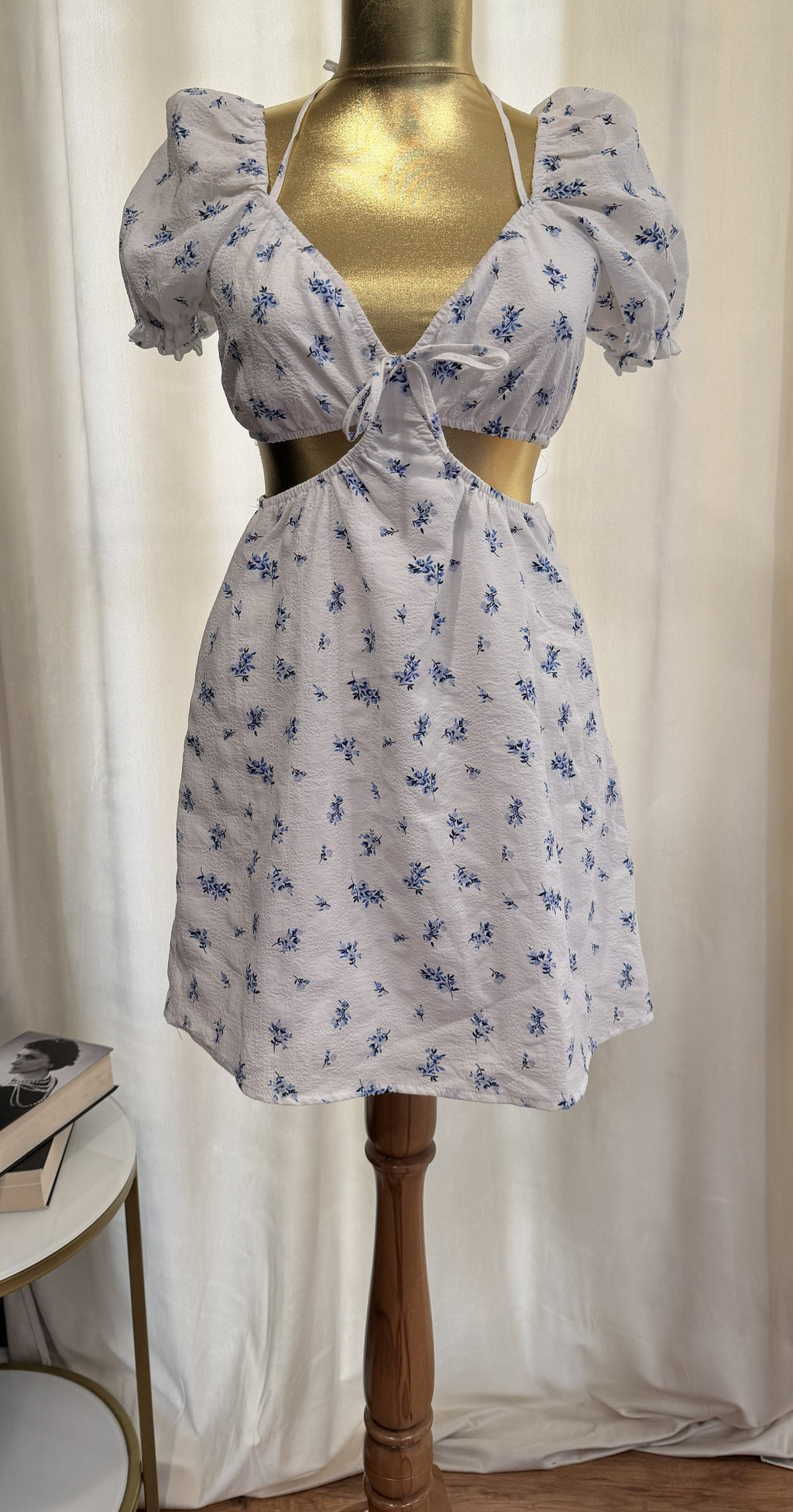 Rochie mini albă cu imprimeu floral albastru H&M