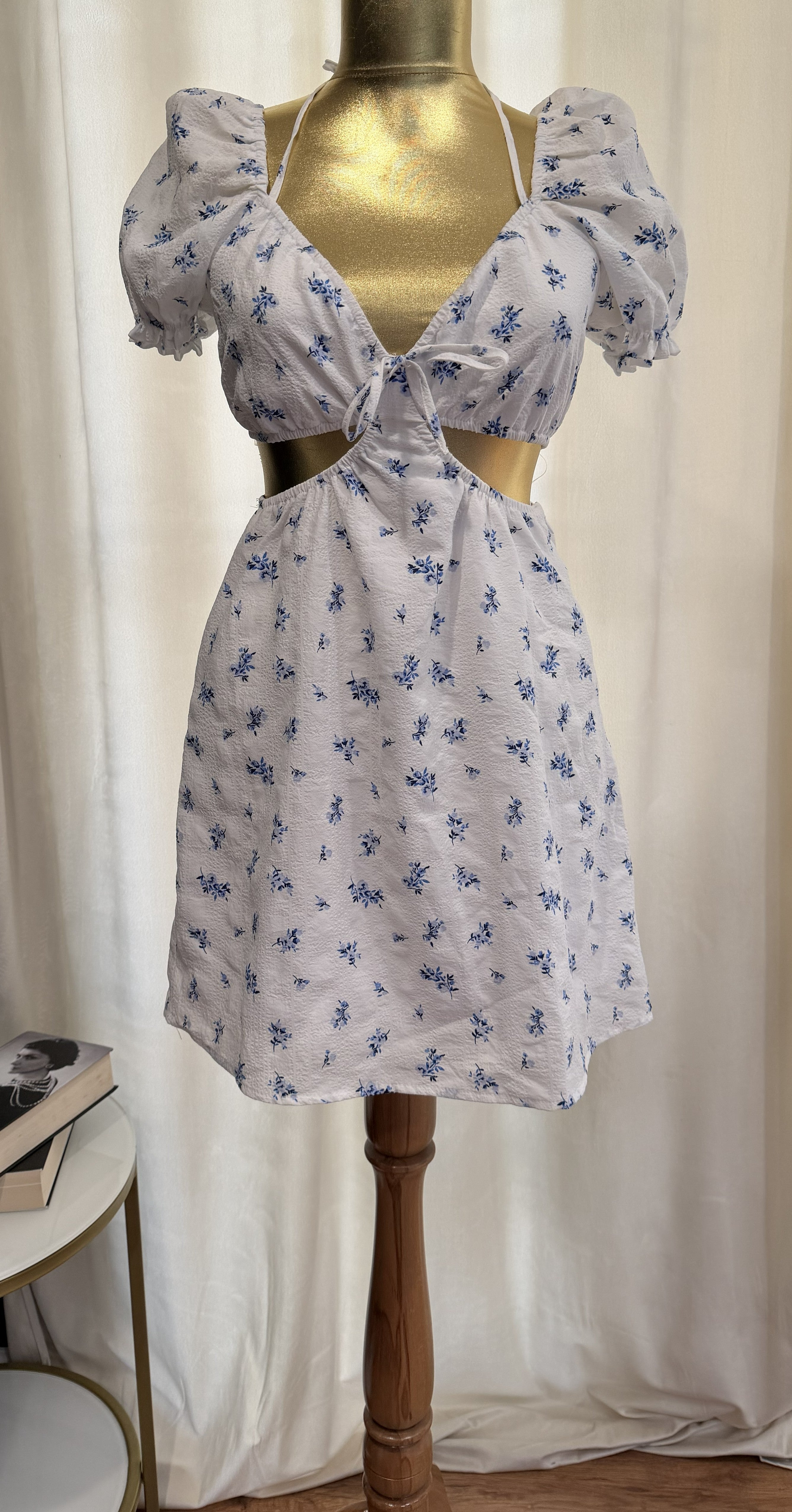 Rochie mini albă cu imprimeu floral albastru H&M