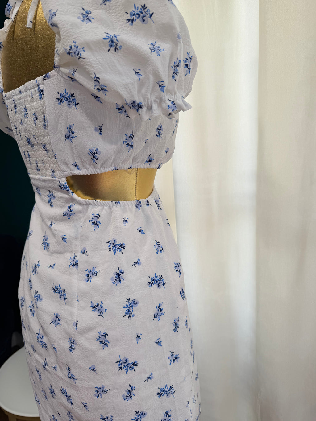 Rochie mini albă cu imprimeu floral albastru H&M