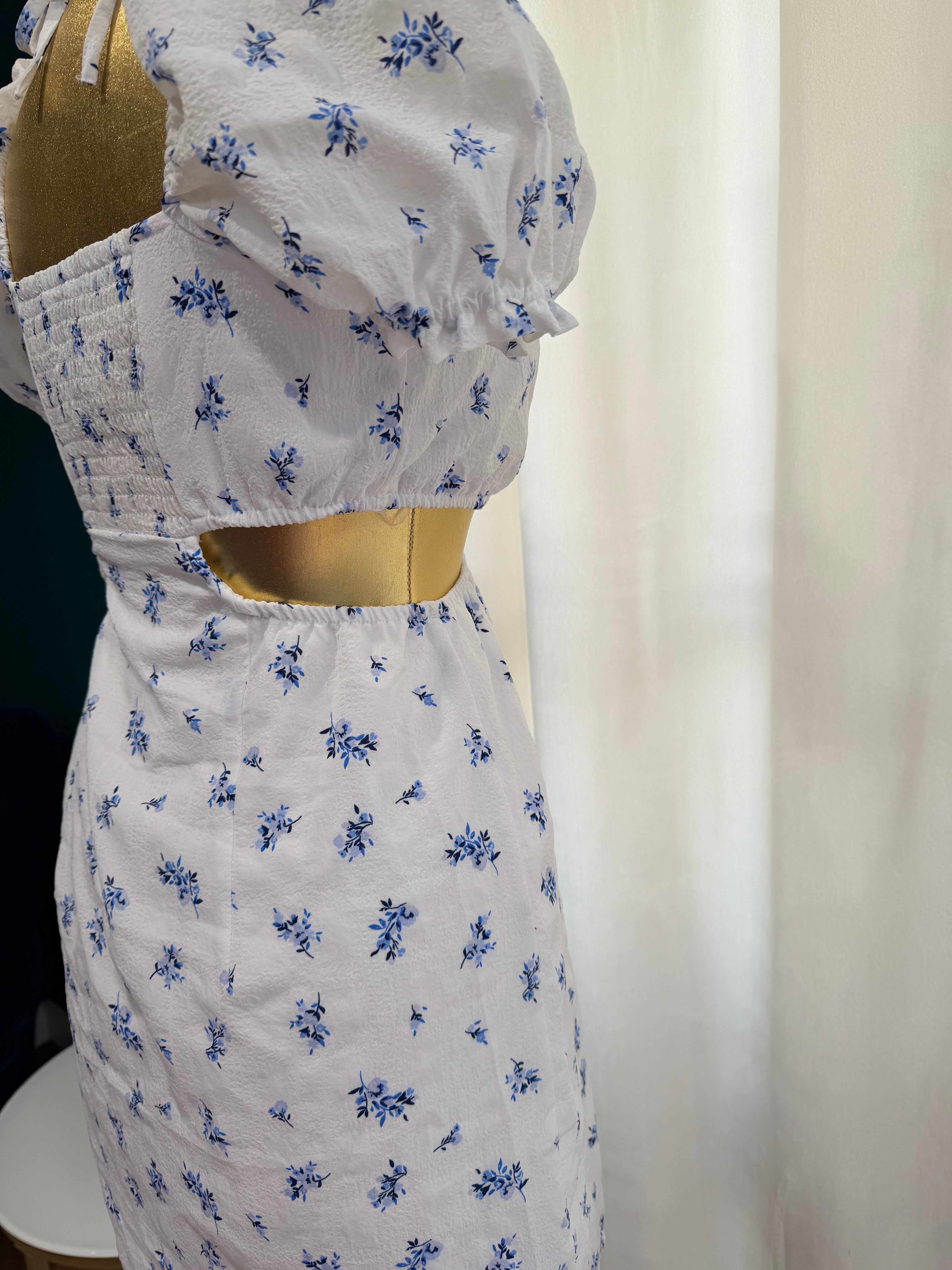 Rochie mini albă cu imprimeu floral albastru H&M