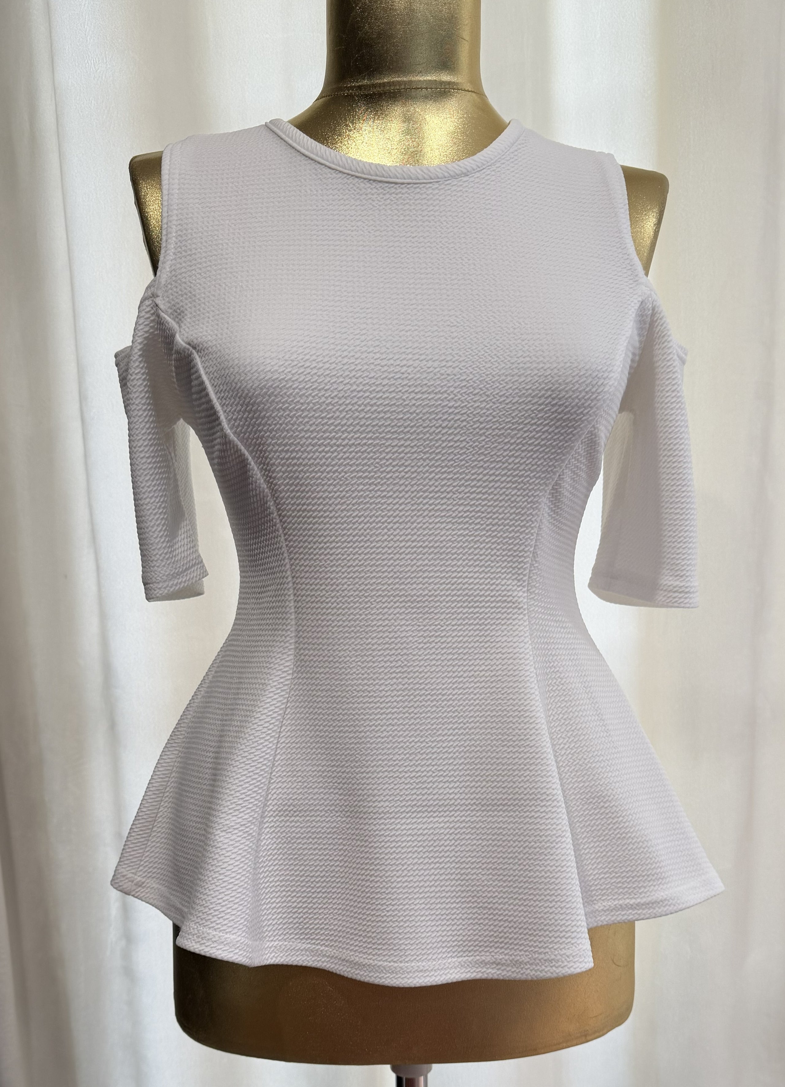 Top alb texturat cu umeri decupați și croială peplum