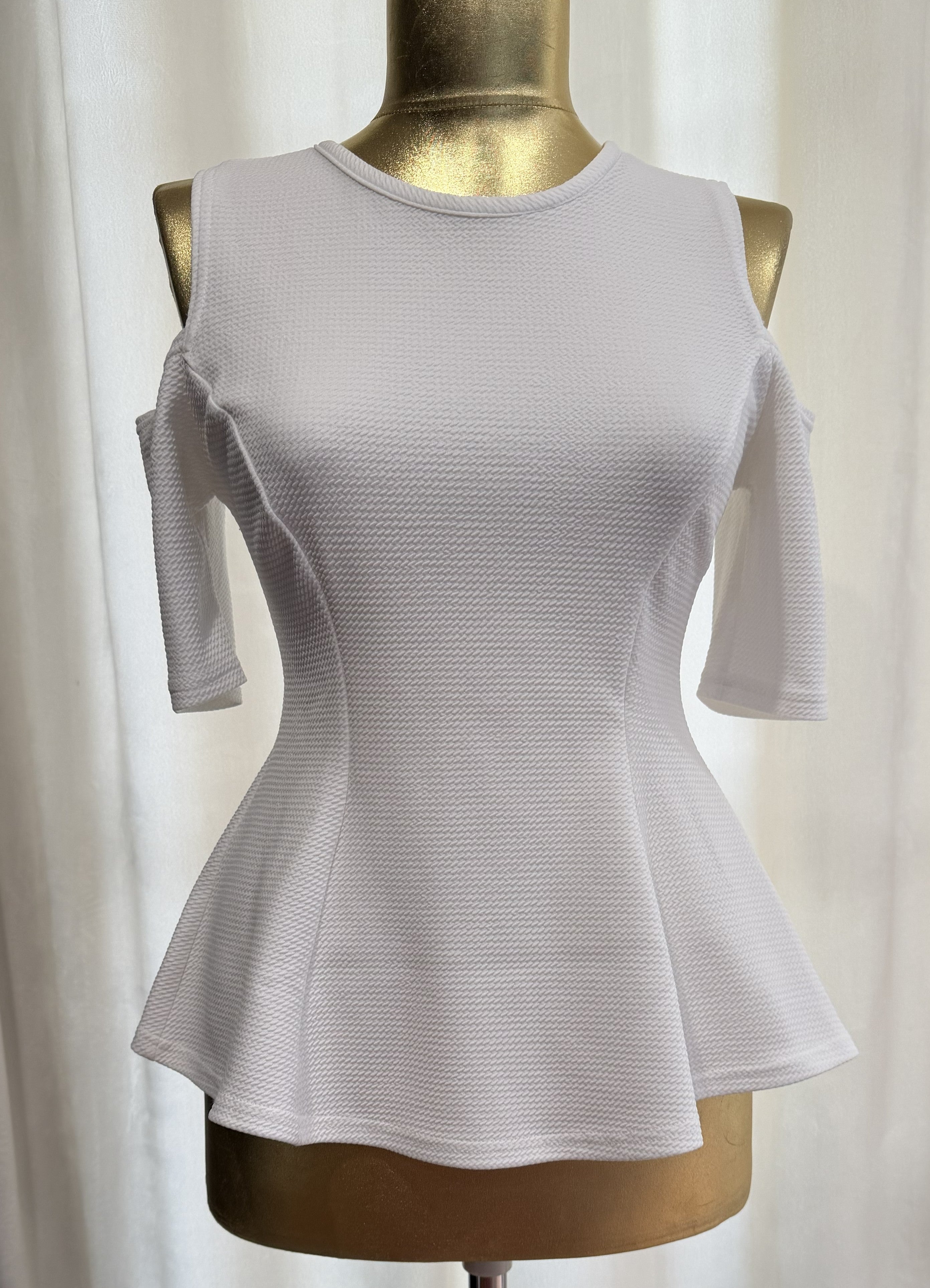 Top alb texturat cu umeri decupați și croială peplum