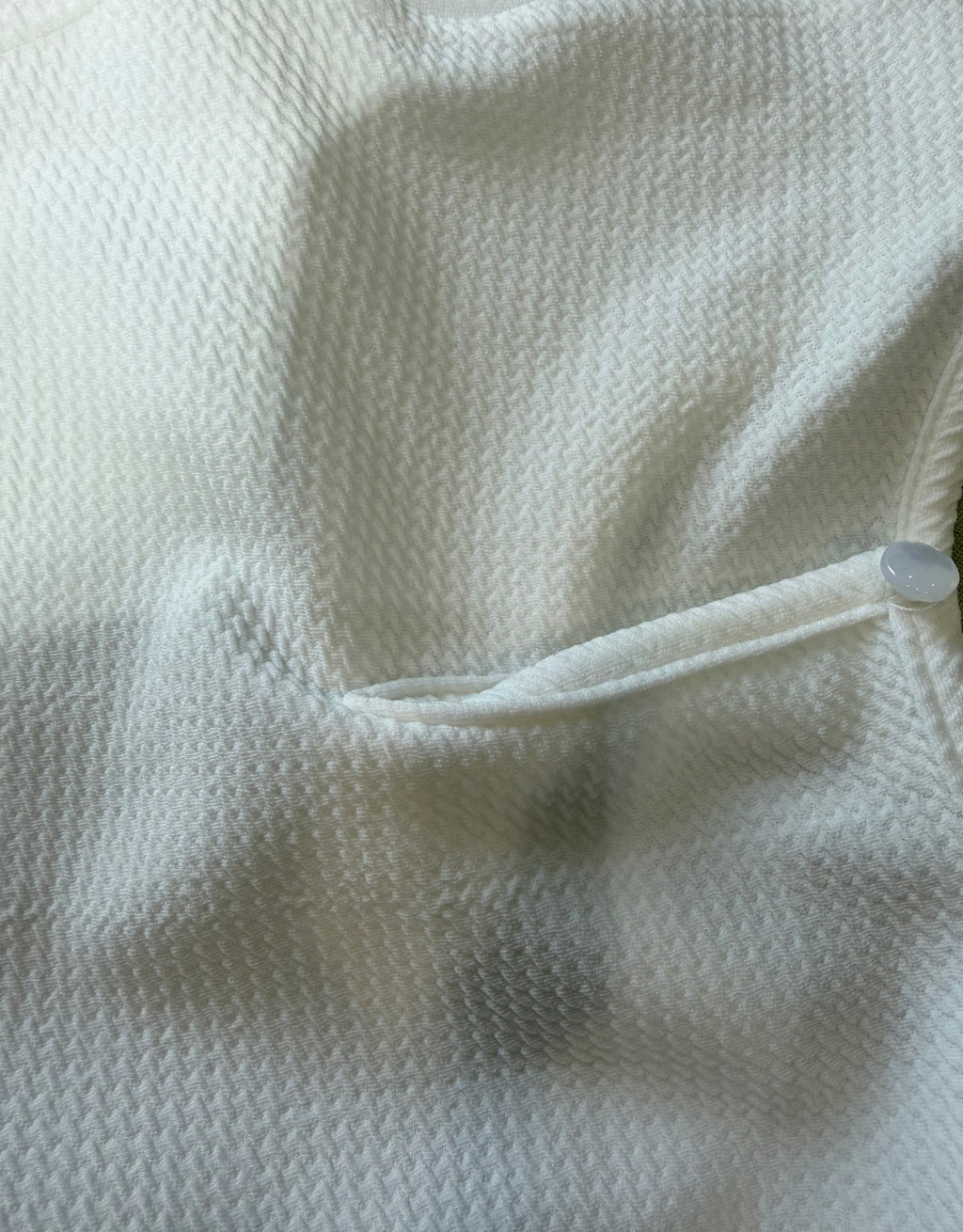 Top alb texturat cu umeri decupați și croială peplum