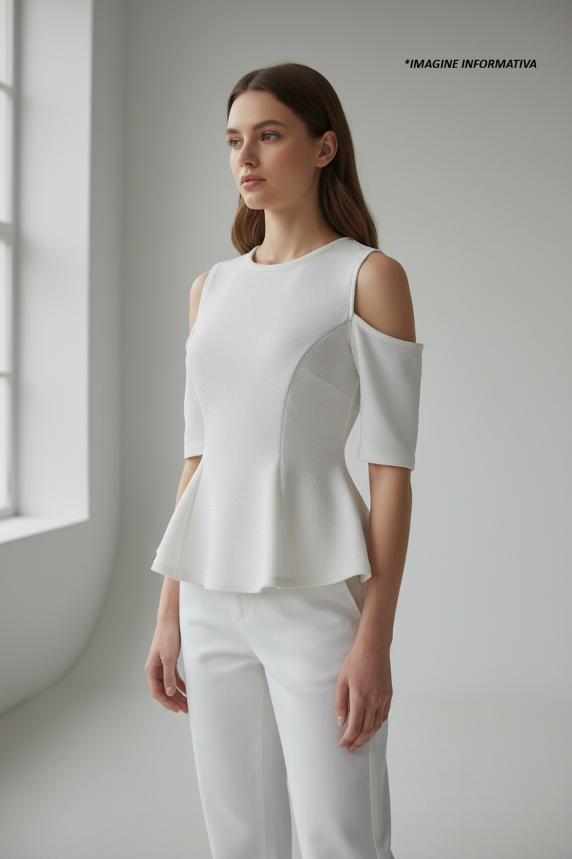 Top alb texturat cu umeri decupați și croială peplum